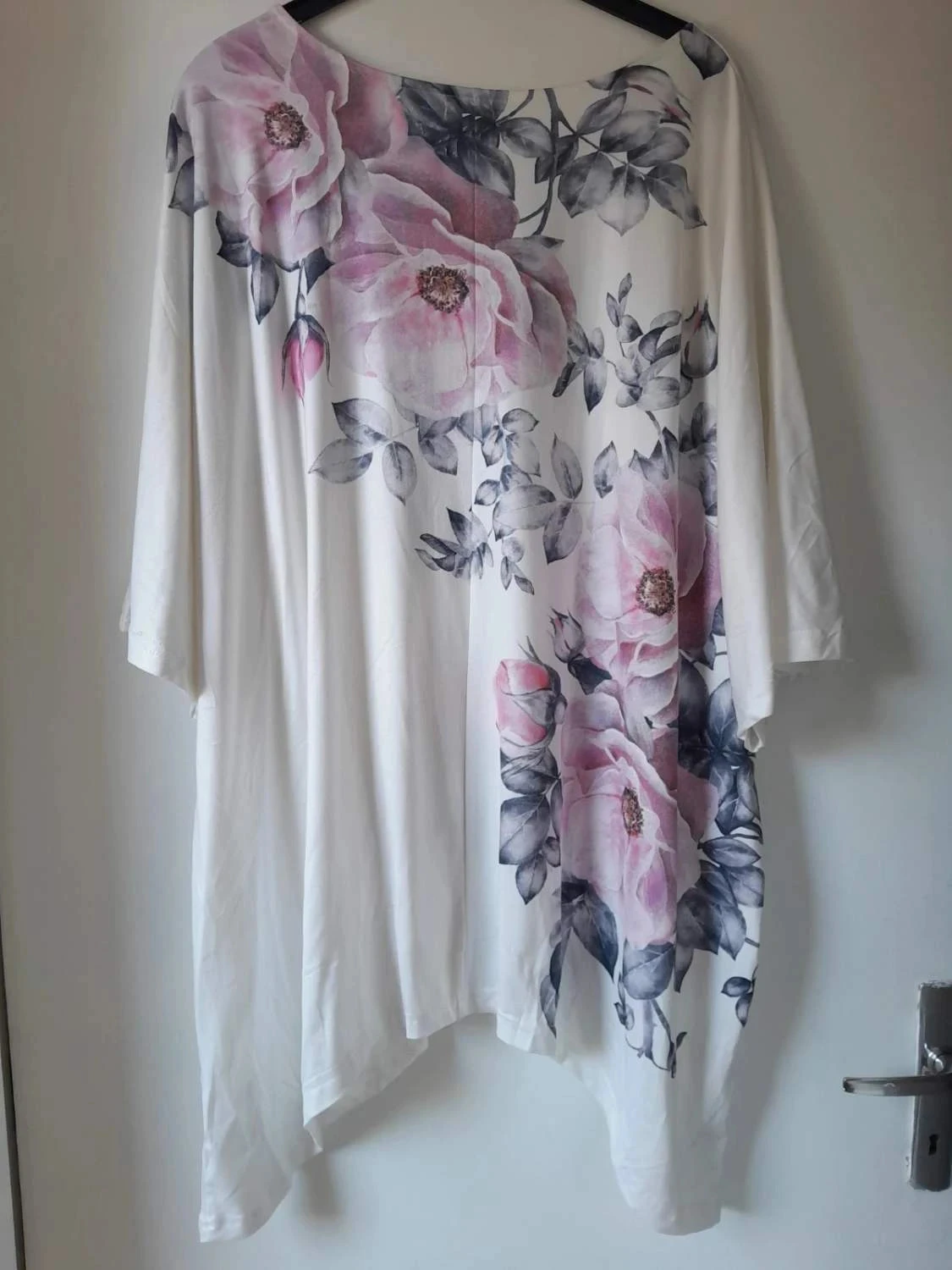 Asymmetrische tuniek, dames, maat 5XL, kleuren wit met roze bloemen – photo 6